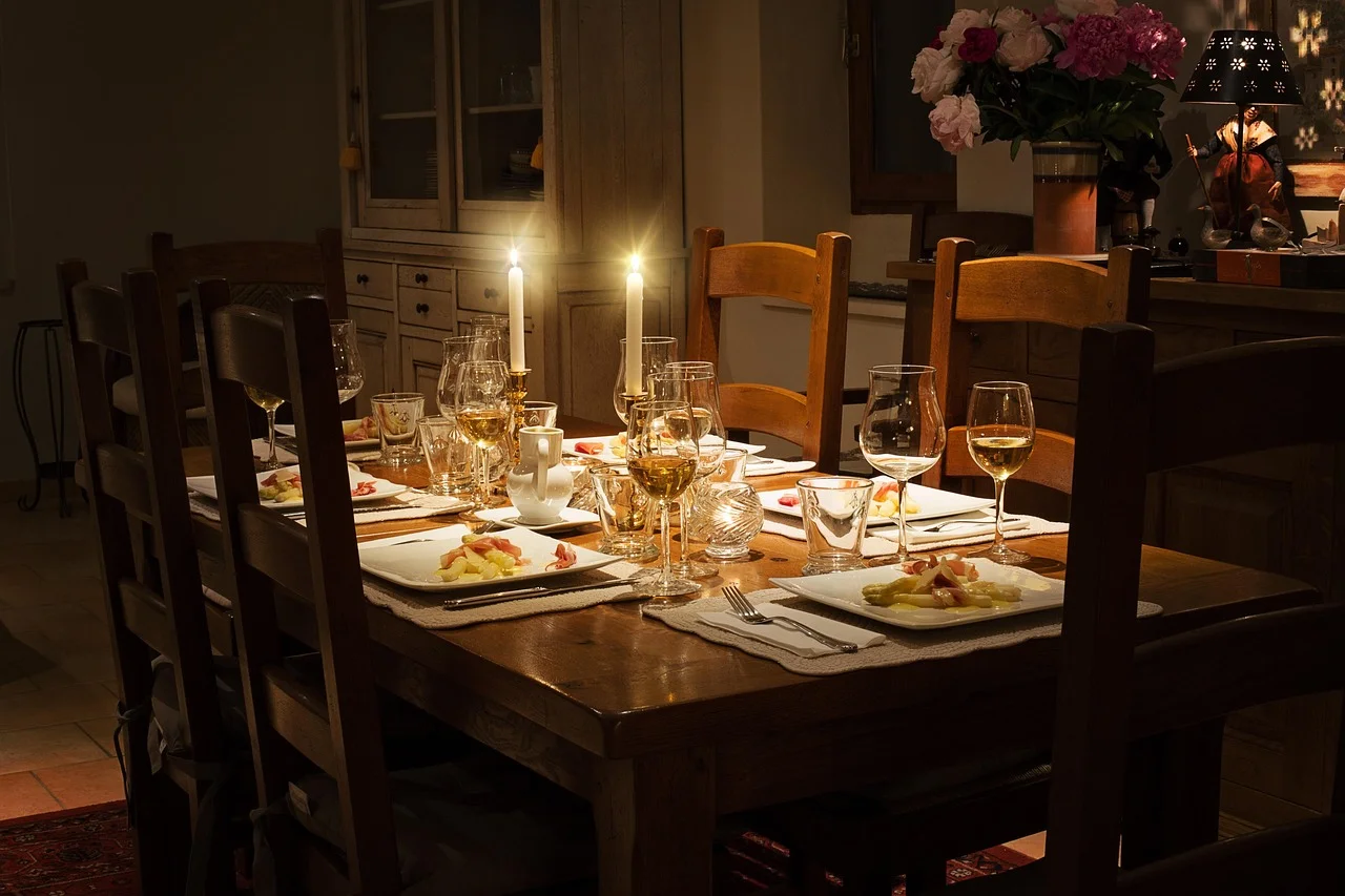 Een elegante spelletjesavond thuis organiseren: tafel, licht en het juiste tempo